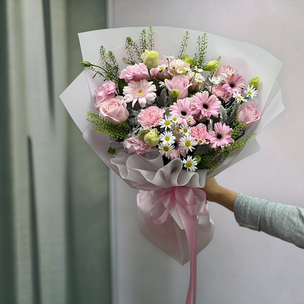 Blossom Meadow Pink Gerbera and Daisy Bouquet อดอกไม้สดเยอบีร่าสีชมพู แซมดอกเดซี่สีขาวและกุหลาบพาสเทล สไตล์ออร์แกนิกเนเชอรัล