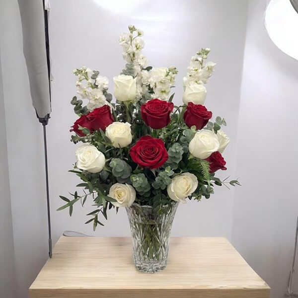 Classic Royal Romance Red & White Rose Vase - แจกันดอกไม้สดพรีเมียม คลาสสิกรอยัลโรแมนซ์