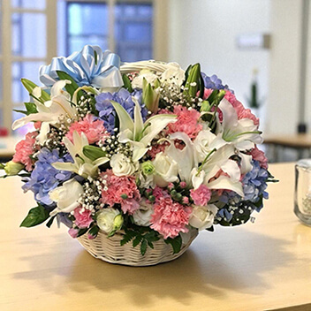 กระเช้าดอกไม้ Story Of Flower สดใหม่ จัดอย่างประณีต
