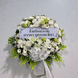 พวงหรีดดอกไม้สดโทนขาว สุภาพและสวยงาม