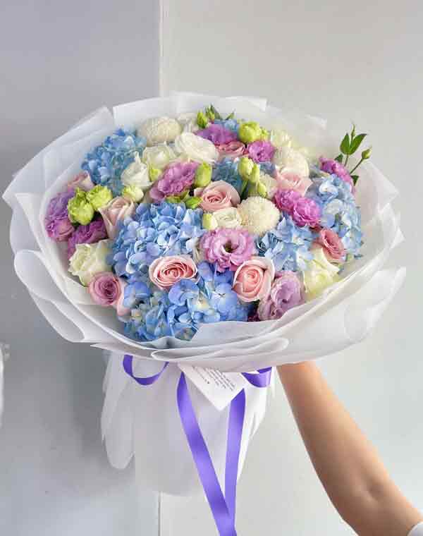 ช่อดอกไม้สดสีสดใส จัดเป็นทรงกลม ใช้มอบแสดงความยินดีในโอกาสพิเศษ
