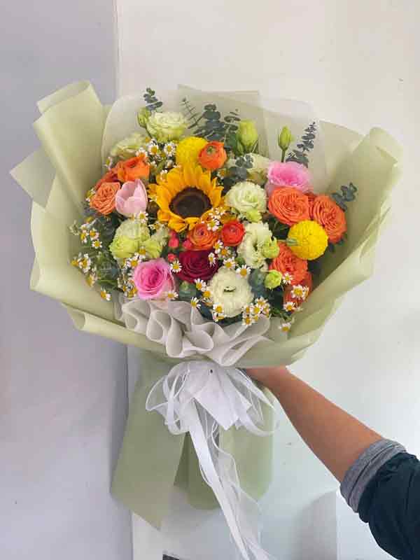 ช่อดอกไม้สดสีสันสดใส จัดทรงสูงหรูหรา เหมาะสำหรับเปิดกิจการใหม่หรือแสดงความยินดี