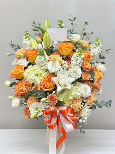 แจกันดอกไม้สวยๆ ดอกไม้โทนขาวส้ม เหมาะทุกโอกาสสำคัญ